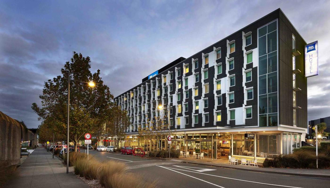 Shopping centre, banks, recreational areas & a variety of food outlets nearby.