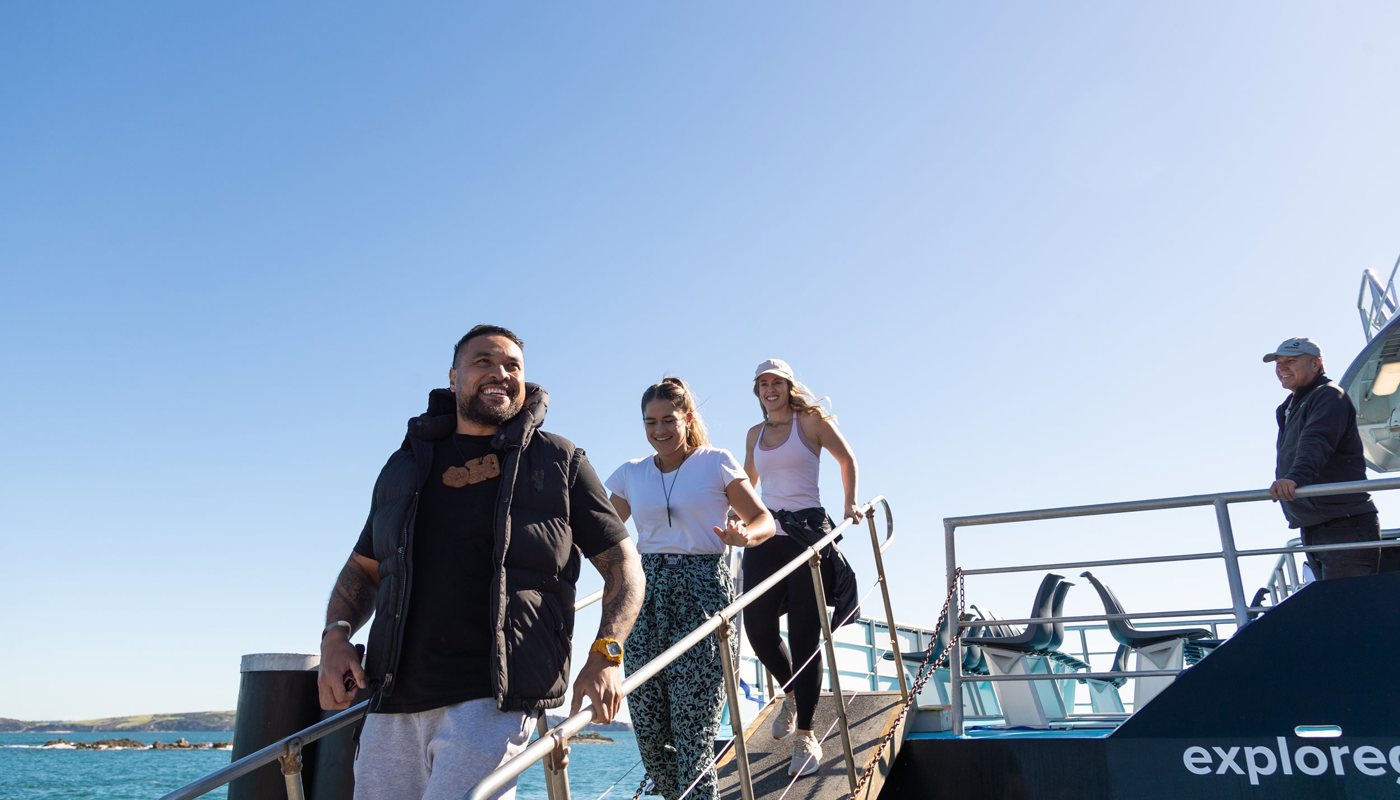 Image of people disembarking a ferry in Auckland.